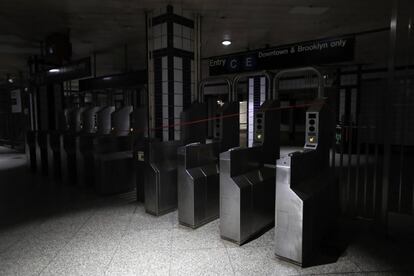 Una estación del metro de Nueva York, a oscuras. El fallo ha afectado a varias líneas del subterráneo.