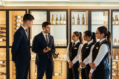 Estudiantes en prácticas de Les Roches en Alquimia, uno de los restaurantes del campus de Les Roches en Marbella (Málaga).