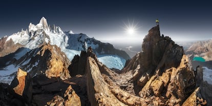 'Climbing'. La fotografía panorámica del fotógrafo Alessandro Cantarelli muestra a un alpinista en la cima de la montaña Fitz Roy en la Patagonia, justo en la frontera entre Argentina y Chile. La imagen ha quedado en segunda posición en la categoría de 'Espacios abiertos'.