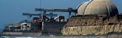 Unidades de contención de los reactores nucleares esféricos y el rompeolas en San Onofre, California (EE.UU.).