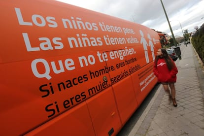 Autobus de Hazteoir en la calle Macarena de Madrid