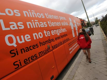 Autobus de Hazteoir en la calle Macarena de Madrid