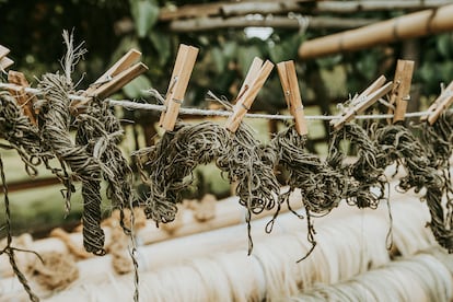 El proceso para tinturar textiles con la hoja de coca.