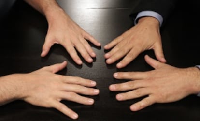 Las manos de Iker Casillas, a la izquierda, y las de Andoni Zubizarreta, en un encuentro en el hotel de concentraci&oacute;n de la selecci&oacute;n espa&ntilde;ola en 2010.