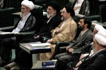 El ex presidente iraní Mohamad Jatamí (tercero por la izquierda), junto a su sucesor, Mahmud Ahmadineyad (a su izquierda), en el Parlamento.