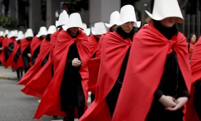Mujeres a favor del aborto legal participan en silencio hacia el Congreso, en Buenos Aires, en julio.