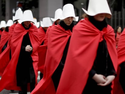 Mujeres a favor del aborto legal participan en silencio hacia el Congreso, en Buenos Aires, en julio.