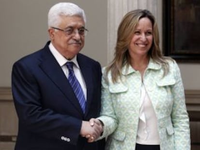 El presidente palestino, Mahmoud Abbas, con la ministra de Exteriores, Trinidad Jiménez.