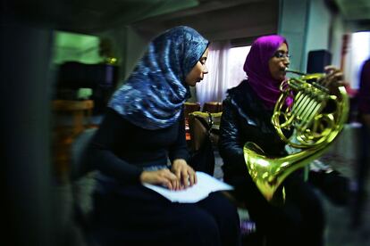 Dos integrantes de la Orquesta durante los ensayos en El Cairo.