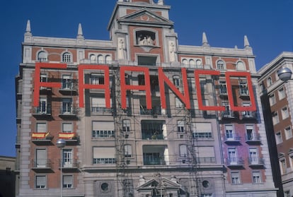 Fachada de un edificio en Málaga en 1965 decorada con el nombre del dictador español. 