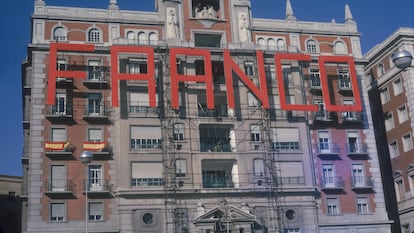 Fachada de un edificio en Málaga en 1965 decorada con el nombre del dictador español.