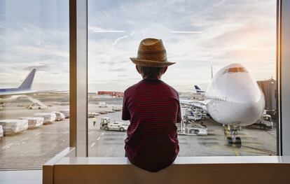 Un niño espera en el aeropuerto.