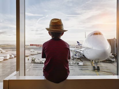 Un niño espera en el aeropuerto.