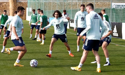 El defensa Marc Cucurella, en el centro, durante el entrenamiento de la selección Sub-21 en Marbella.