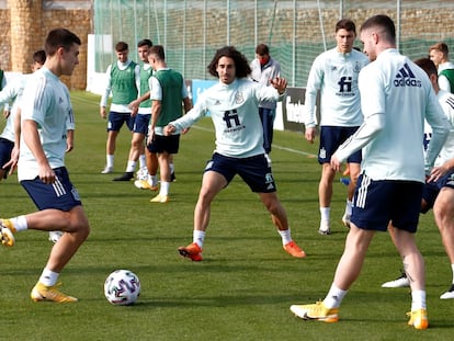 El defensa Marc Cucurella, en el centro, durante el entrenamiento de la selección Sub-21 en Marbella.