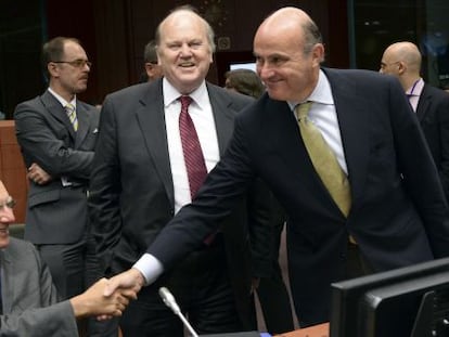 El ministro de Finanzas de Alemania, Wolgang Sch&auml;uble, saluda a Luis de Guindos.
 
  