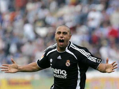 Roberto Carlos celebra su gol al Recreativo.