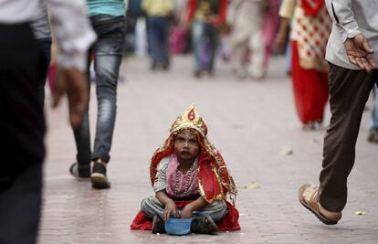 Una niña india vestida de la diosa hindú Durga pide limosna durante la celebración del festival Navratri en la localidad de Jammu, India.