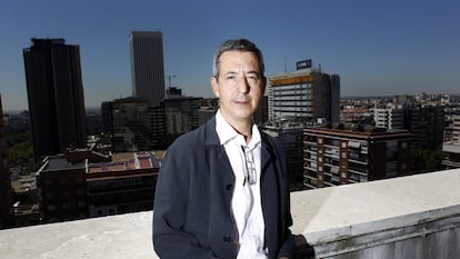 Constantino Méndez, durante su etapa como secretario de Estado de Defensa, en una terraza del ministerio.
