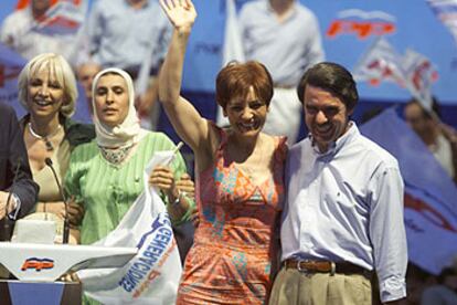 Aznar, junto a Paquita Solís, cabeza de lista del PP en Villamanrique de la Condesa (Sevilla).