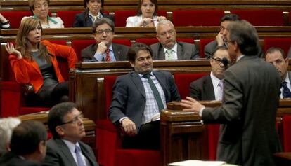 El presidente de la Generalitat, Artur Mas (d, de espaldas), responde a la líder del PPC, Alícia Sánchez-Camacho (i), durante la sesión de control en el Parlament.