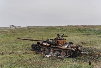 Un tanque T-72 de fabricación rusa perteneciente a las fuerzas armenias destrozado por el bombardeo de un dron turco en la carretera hacia Füzuli, territorio recién recuperado por Azerbaiyán tras casi treinta años de control armenio.