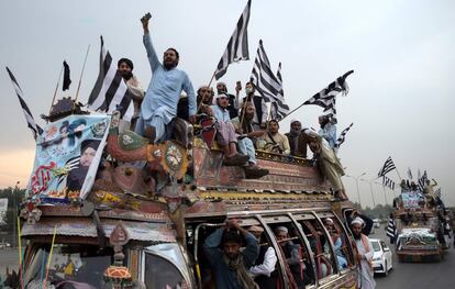 Partidarios del partido de la ola islamista Jamiat Ulema-e-Islam (JUI-F) en un vehículo mientras participan en una 'Marcha por la libertad' en Pakistán.