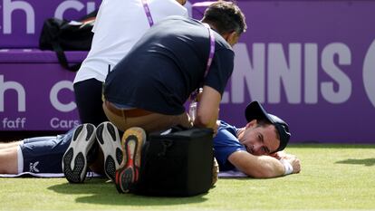 Murray es atendido de la espalda el pasado miércoles en Queen's.