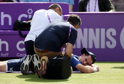 Murray es atendido de la espalda el pasado miércoles en Queen's.