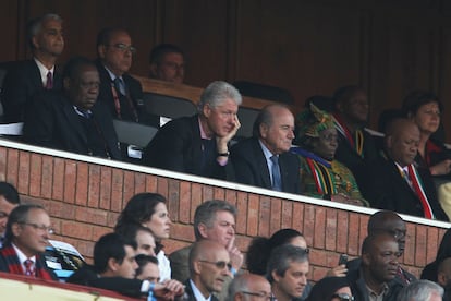 El ex presidente de EE UU, Bill Clinton, sigue junto al presidente de la FIFA Joseph Sepp Blatter, el partido entre su selección y Argelia.