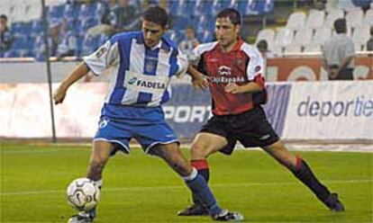 Víctor, vigilado por Marcos, durante el Deportivo-Valladolid.