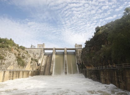 El pantano de Bornos, el pasado día 27 de diciembre, desembalsando agua.