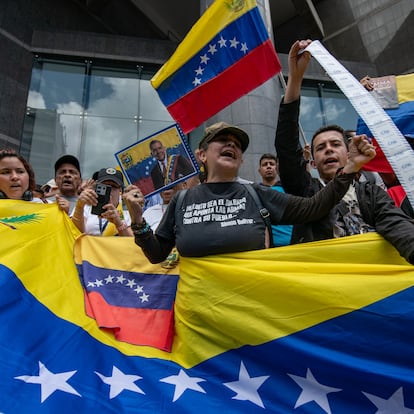 CARACAS, VENEZUELA - JULY 30: Assistants show voting records and wave flags during a protest against the result of the presidential election on July 30, 2024 in Caracas, Venezuela. President of Venezuela Nicolas Maduro was declared as the winner of the 2024 presidential election over his rival, Edmundo Gonzalez. The result has been questioned by the opposition and internationally. According to the opposition leader Maria Corina Machado, the result announced by the 'Consejo Nacional Electoral' (CNE) does not reflect the decision made by the Venezuelans during the election. (Photo by Alfredo Lasry R/Getty Images)