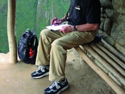 Oliver Sacks escreve em seu diário durante visita a Machu Picchu (Peru), em 2006.