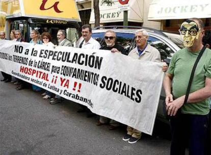 Un grupo de vecinos de Carabanchel se manifiesta contra el acuerdo.