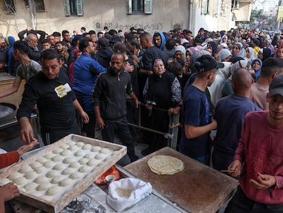 Un grupo de palestinos espera para adquirir pan en la ciudad de Khan Yunis, en el sur de la franja de Gaza, este martes.