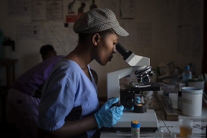 Una técnica de laboratorio del centro de salud Madrandele, en República Democrática del Congo. MSF apoyaba a los centros de salud de Beni con personal médico, tratamiento gratuito y donaciones de medicamentos y material. Esta estrategia se implementó durante meses para satisfacer las necesidades de la población en términos de acceso a atención no relacionada con el ébola y apoyar a los centros de salud en el área cuando se trataba con enfermedades infecciosas y relacionadas con la contaminación.