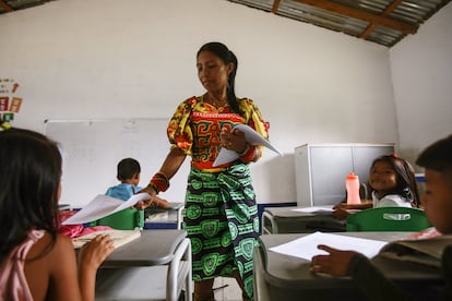 Una maestra reparte trabajos en una escuela de Colombia