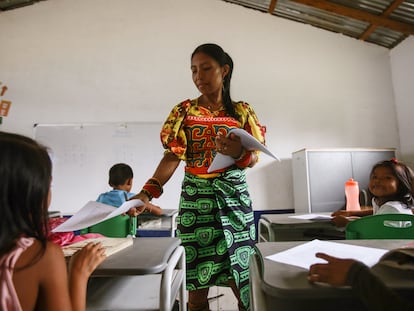 Una maestra reparte trabajos en una escuela de Colombia