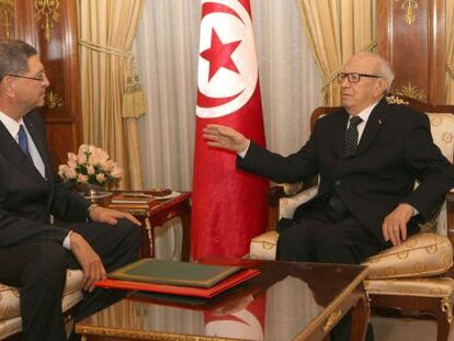 el presidente de T&uacute;nez, Beji Caid Essebsi (derecha), junto a su primer ministro, Habib Essid, antes de presentar el Gobierno.