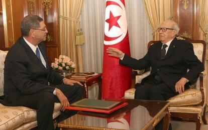el presidente de T&uacute;nez, Beji Caid Essebsi (derecha), junto a su primer ministro, Habib Essid, antes de presentar el Gobierno.