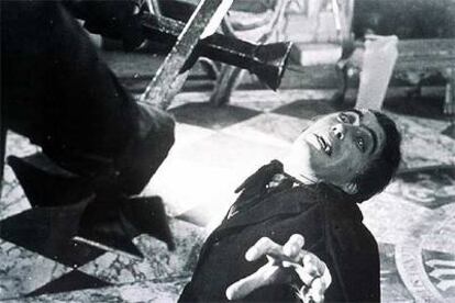 El actor Christopher Lee, en una escena de la película 'Drácula' (1958), de Terence Fisher.