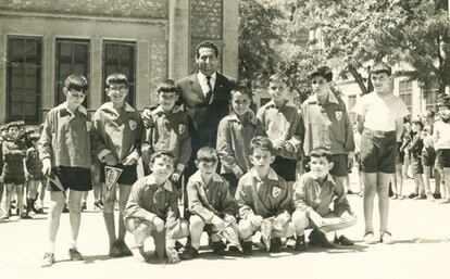 Alfredo Pérez Rubalcaba (cuarto por la derecha, en la segunda fila) posa con otros compañeros en el patio del colegio del Pilar de Madrid, donde estudiaba a principios de los sesenta, con el futbolista del Real Madrid Paco Gento (en el centro de la segunda fila). Agachado, debajo de Rubalcaba, se encuentra su amigo Jaime Lissavetzki.