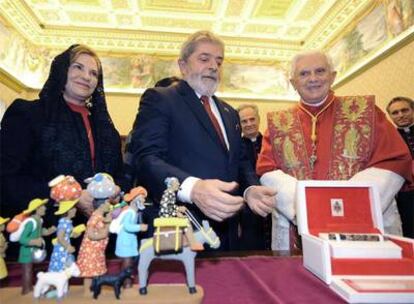 El presidente brasileño, Luiz Inácio Lula da Silva, y el Papa intercambian regalos ayer en el Vaticano.
