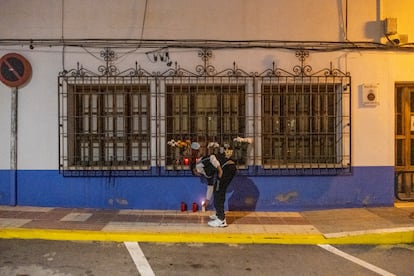 Un joven, colocando una flor en el altar espontáneo que los vecinos de Argamasilla de Calatrava han colocado para homenajear a Javier, el policía local tiroteado esta mañana.

