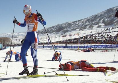 La esquiadora de fondo y triple medallista en Nagano 98, la rusa Olga Danilova, se mantiene en pie mientras sus rivales se recuperan tras la competición de 5 kilómetros persecución, durante los Juegos de Salt Lake City 2002.