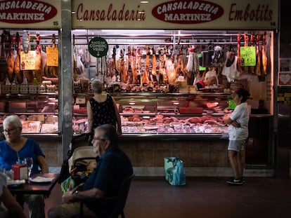 Una charcutería en el mercado de Ciutat Meridiana de Barcelona.