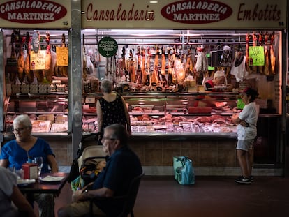 Una de las dos charcuterías del mercado de Ciutat Meridiana de Barcelona, este jueves.