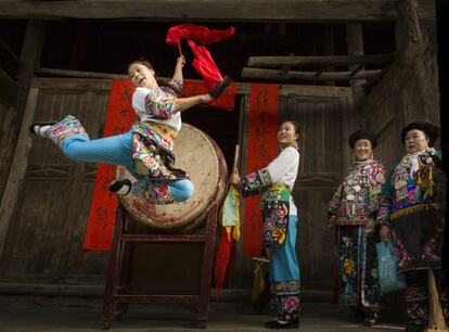 También se recoge la importancia de las mujeres en rituales y celebraciones chinos. En la foto, un grupo de féminas durante la Danza de tambores y la flor.