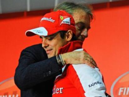 Montezemolo abraza a Felipe Massa durante una rueda de prensa